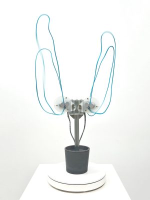 Chih Chiu. Lasso Plant X, 2022 Componentes electrónicos, impresión 3D, acrílico.